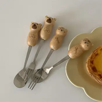 Здрава десерт лъжичка, която лесно се носи с себе си, екологично чаена лъжичка, множество десерт вилица с дървена дръжка в карикатура стил, стоки за дома